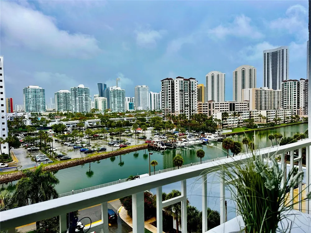 500 Bayview Dr #717 Sunny Isles Beach, FL 33160