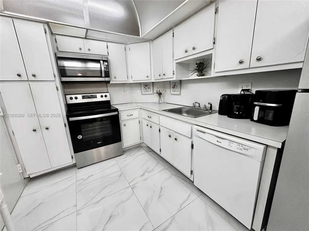 500 Bayview Dr #717 Sunny Isles Beach, FL 33160