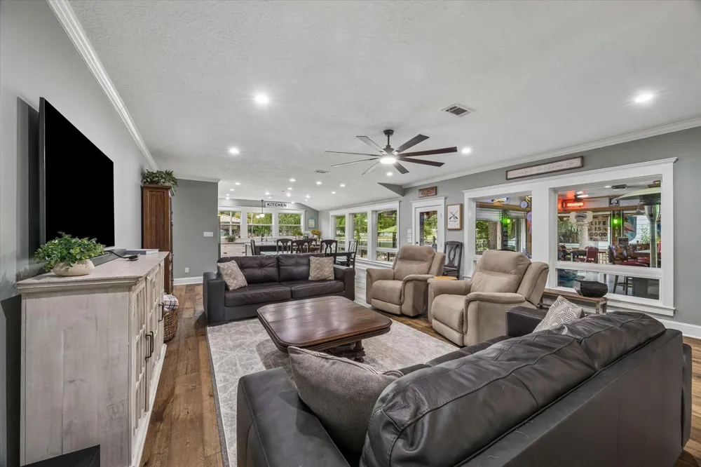 11 Lake View Drive Huntsville, TX 77320