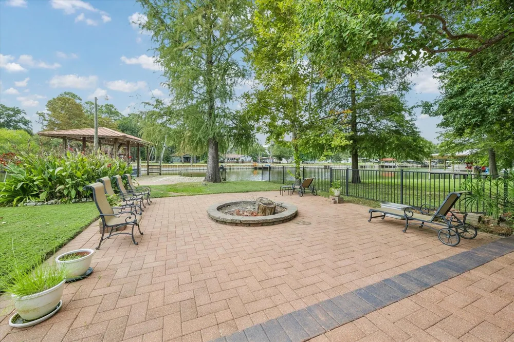 11 Lake View Drive Huntsville, TX 77320