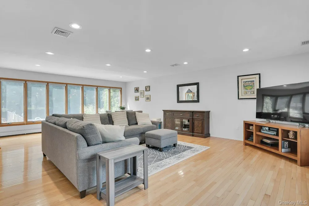 41 Cedar Ridge Lane Dix Hills, NY 11746