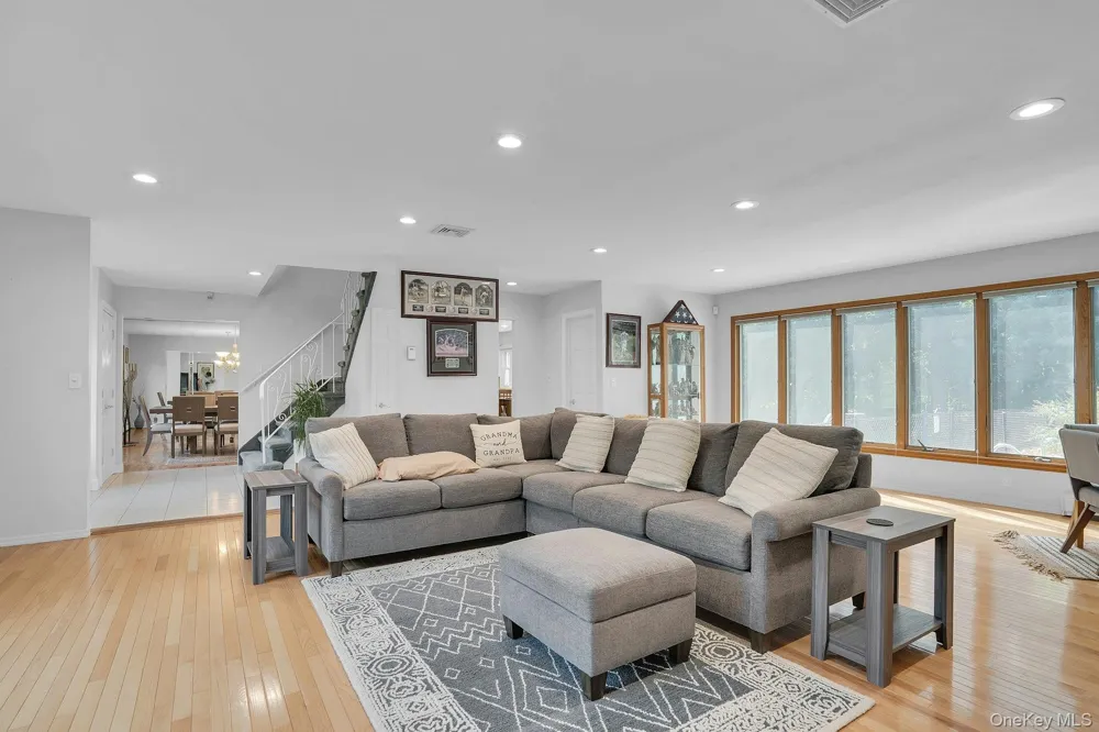 41 Cedar Ridge Lane Dix Hills, NY 11746