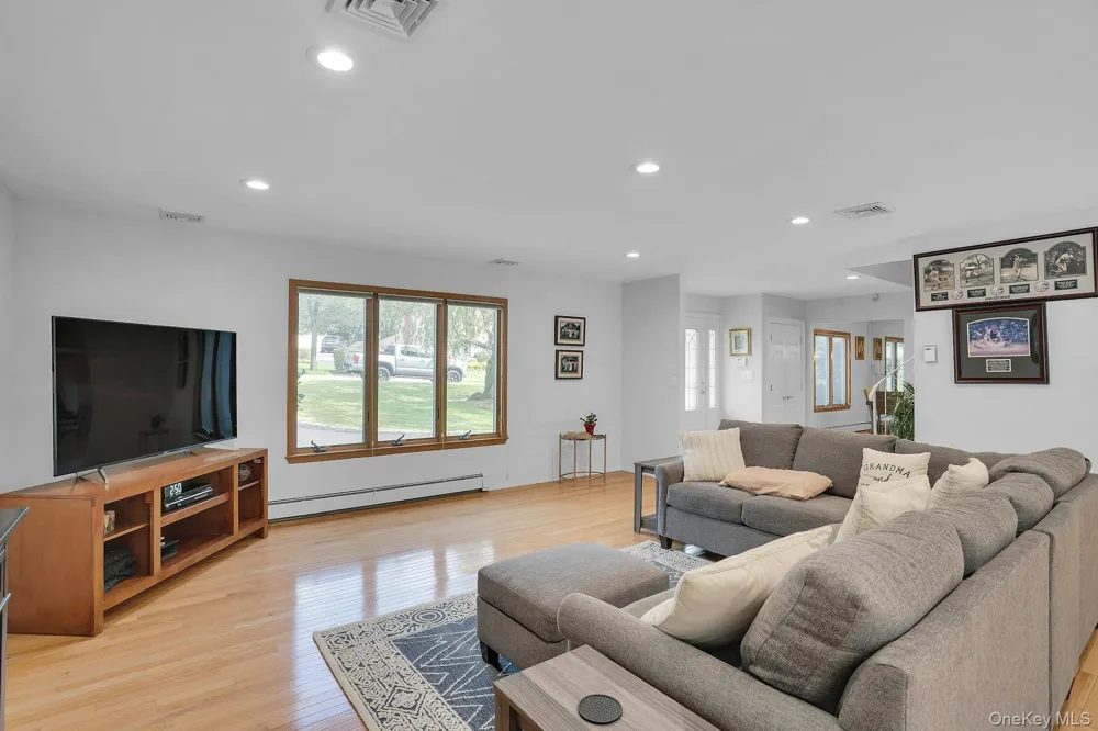 41 Cedar Ridge Lane Dix Hills, NY 11746