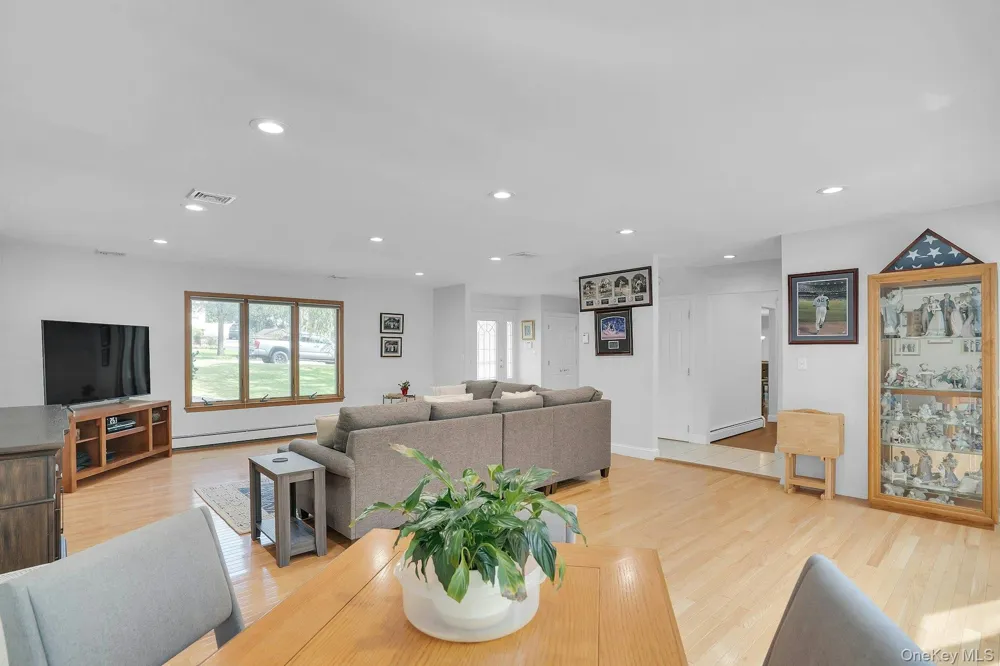 41 Cedar Ridge Lane Dix Hills, NY 11746