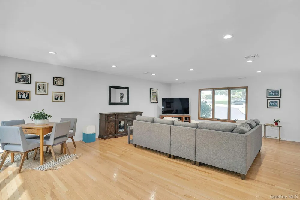41 Cedar Ridge Lane Dix Hills, NY 11746
