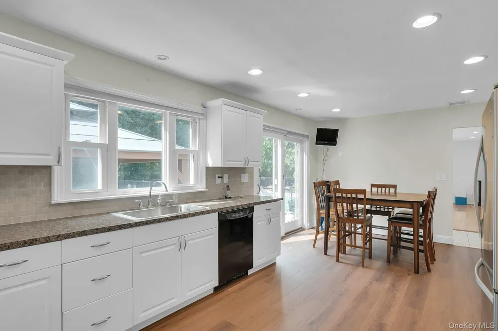41 Cedar Ridge Lane Dix Hills, NY 11746