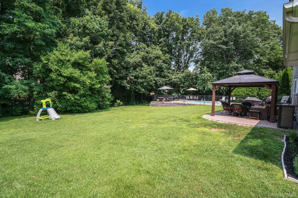41 Cedar Ridge Lane Dix Hills, NY 11746