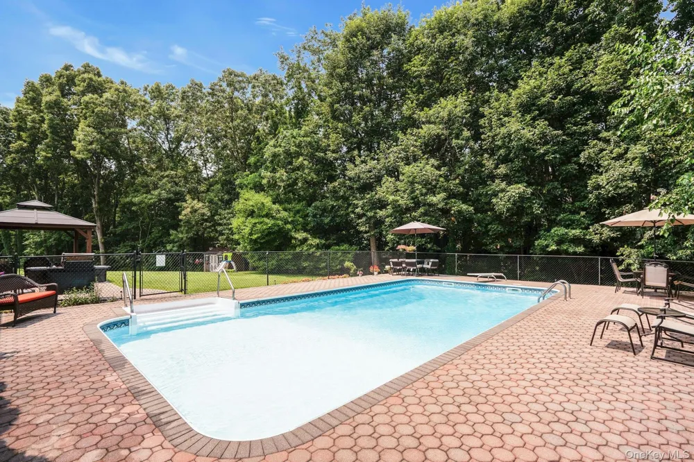 41 Cedar Ridge Lane Dix Hills, NY 11746