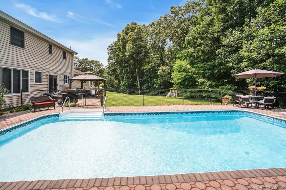 41 Cedar Ridge Lane Dix Hills, NY 11746