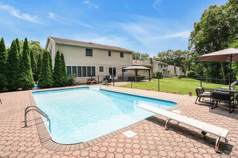 41 Cedar Ridge Lane Dix Hills, NY 11746