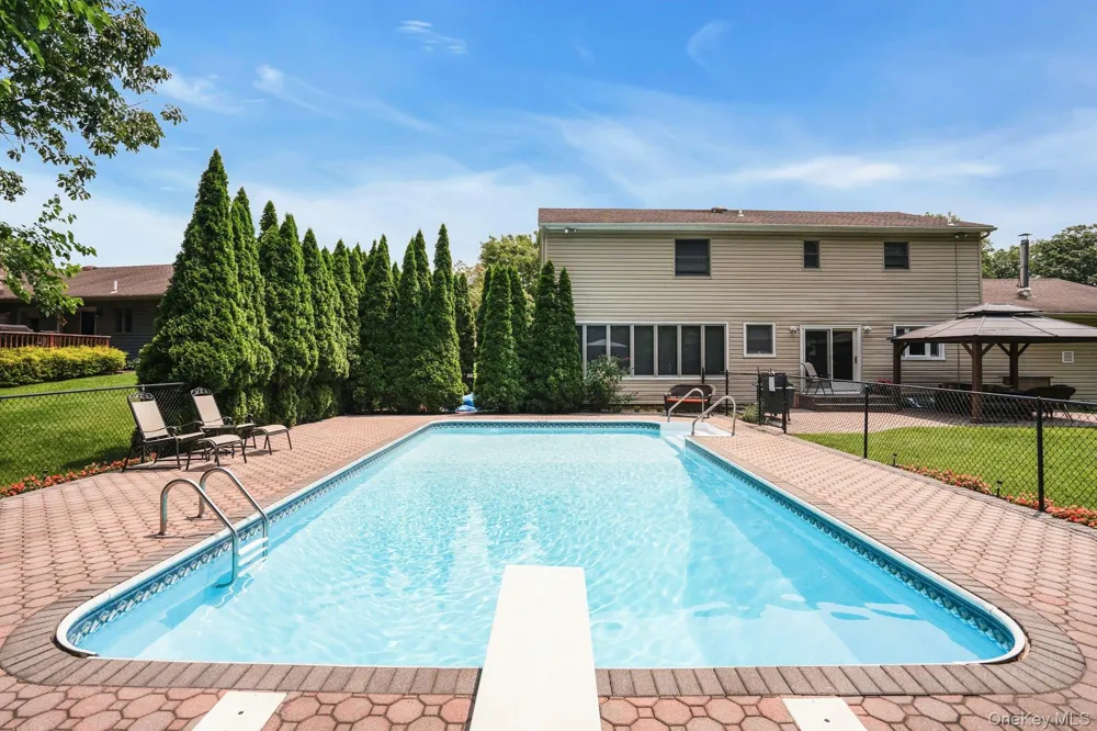 41 Cedar Ridge Lane Dix Hills, NY 11746
