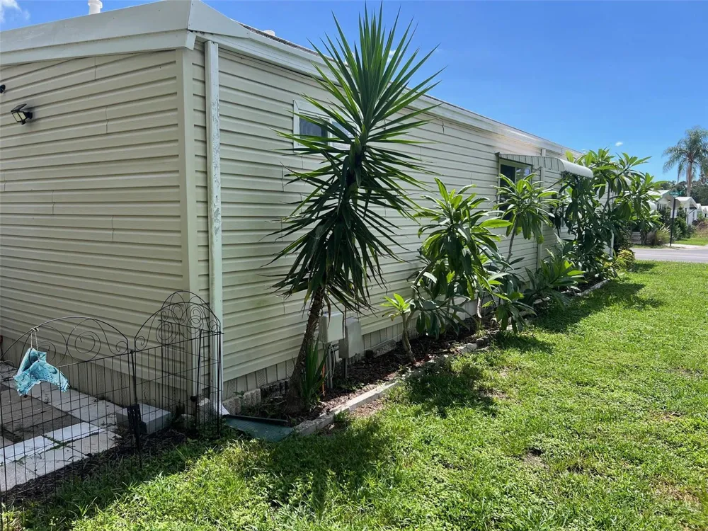 63 ROYAL PALM CIRCLE Largo, FL 33778