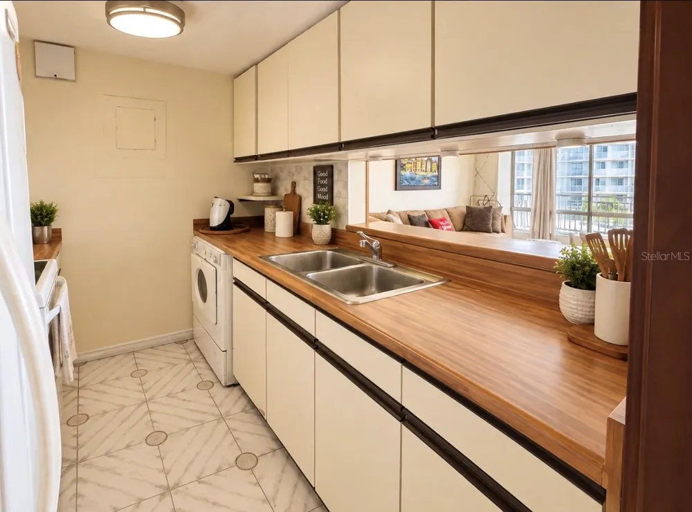 8188 Coral Beach AVE ISLA VERDE Carolina, PR 00979