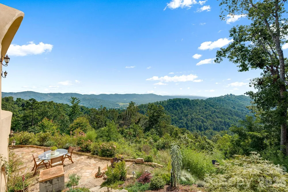 44 Azura Gdns Weaverville, NC 28787