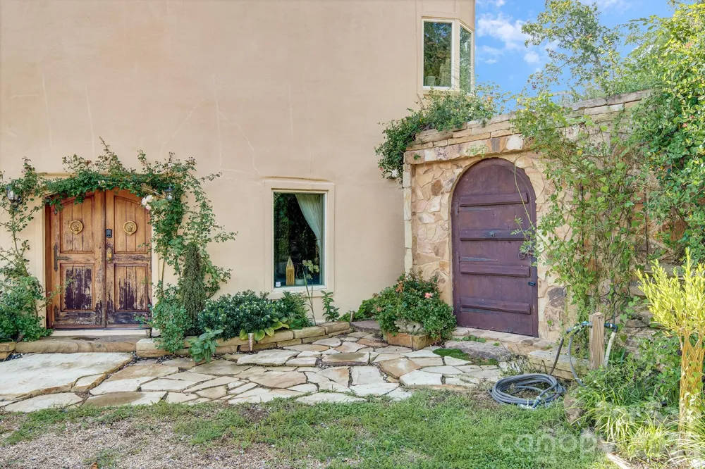 44 Azura Gdns Weaverville, NC 28787
