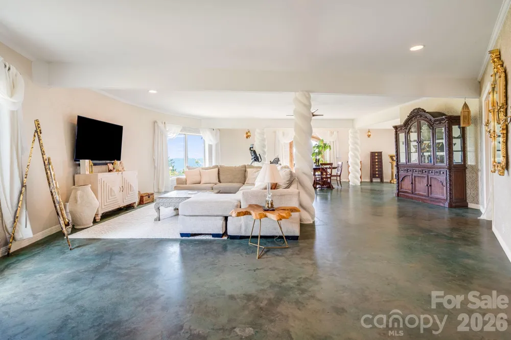 44 Azura Gdns Weaverville, NC 28787
