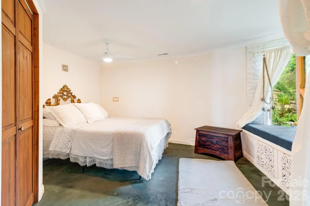 44 Azura Gdns Weaverville, NC 28787