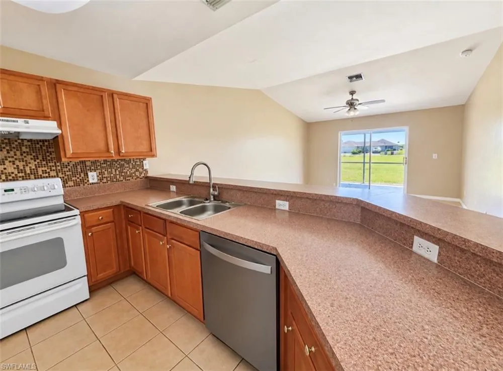 822 Diplomat Parkway E Cape Coral, FL 33909