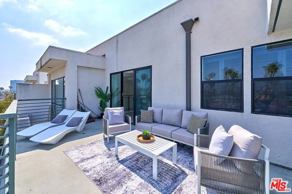 520 S Kingsley Drive #PH3 Los Angeles, CA 90020