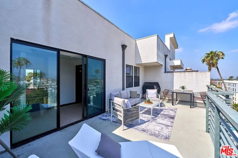 520 S Kingsley Drive #PH3 Los Angeles, CA 90020