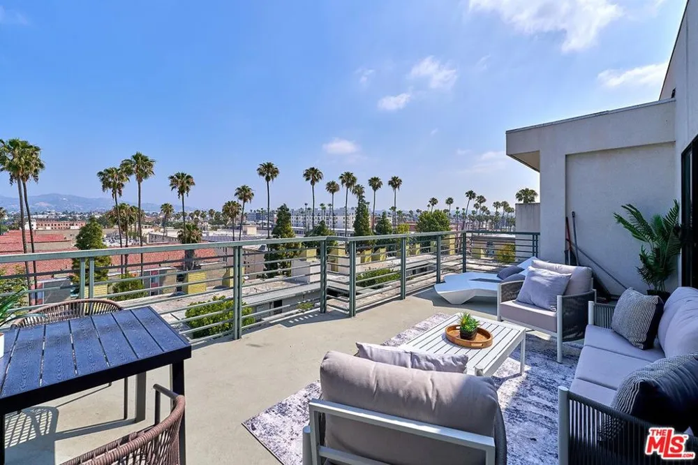 520 S Kingsley Drive #PH3 Los Angeles, CA 90020
