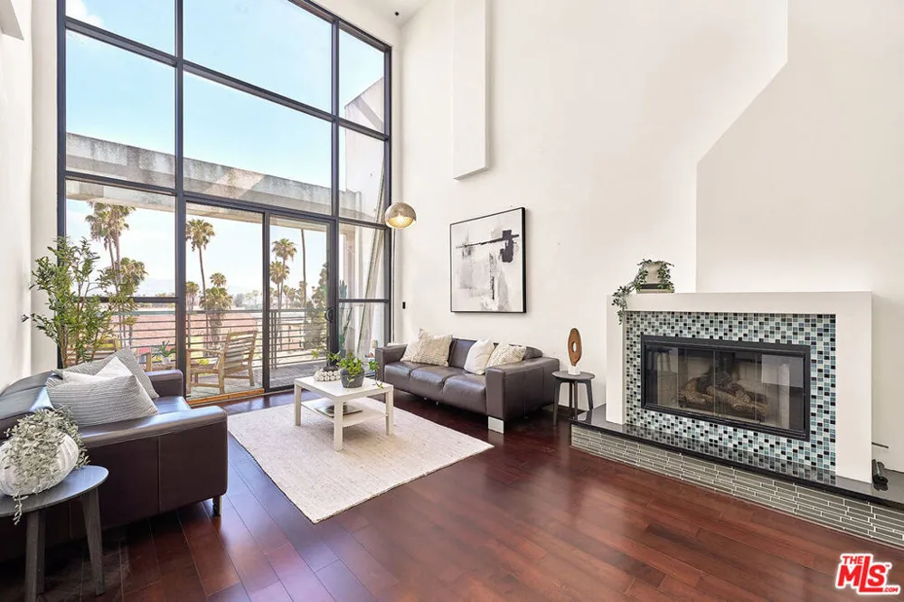 520 S Kingsley Drive #PH3 Los Angeles, CA 90020