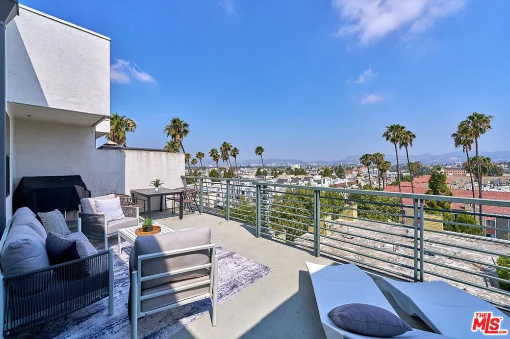 520 S Kingsley Drive #PH3 Los Angeles, CA 90020