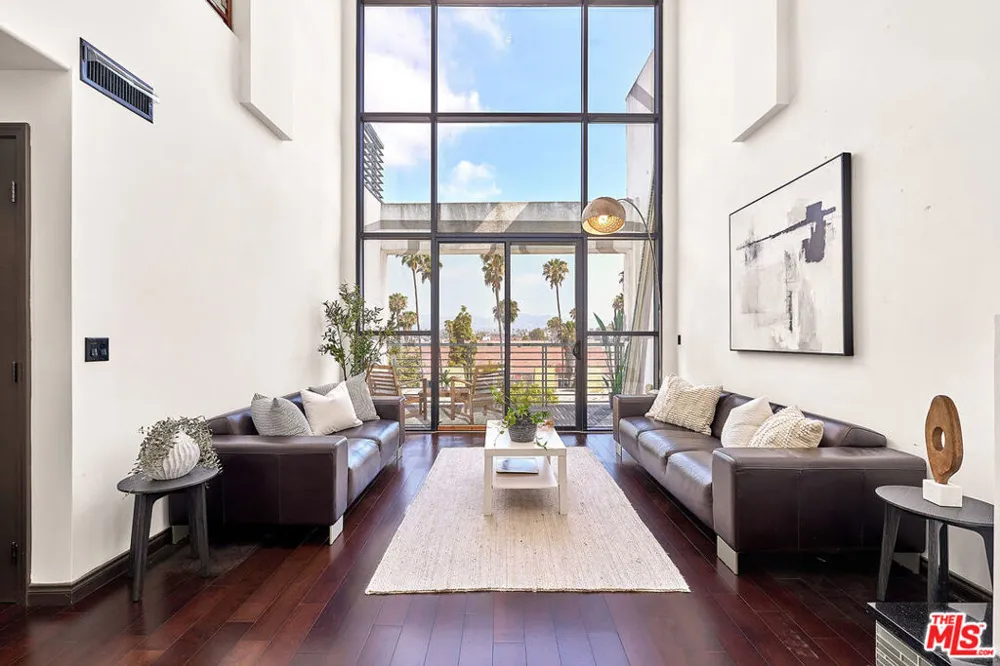 520 S Kingsley Drive #PH3 Los Angeles, CA 90020