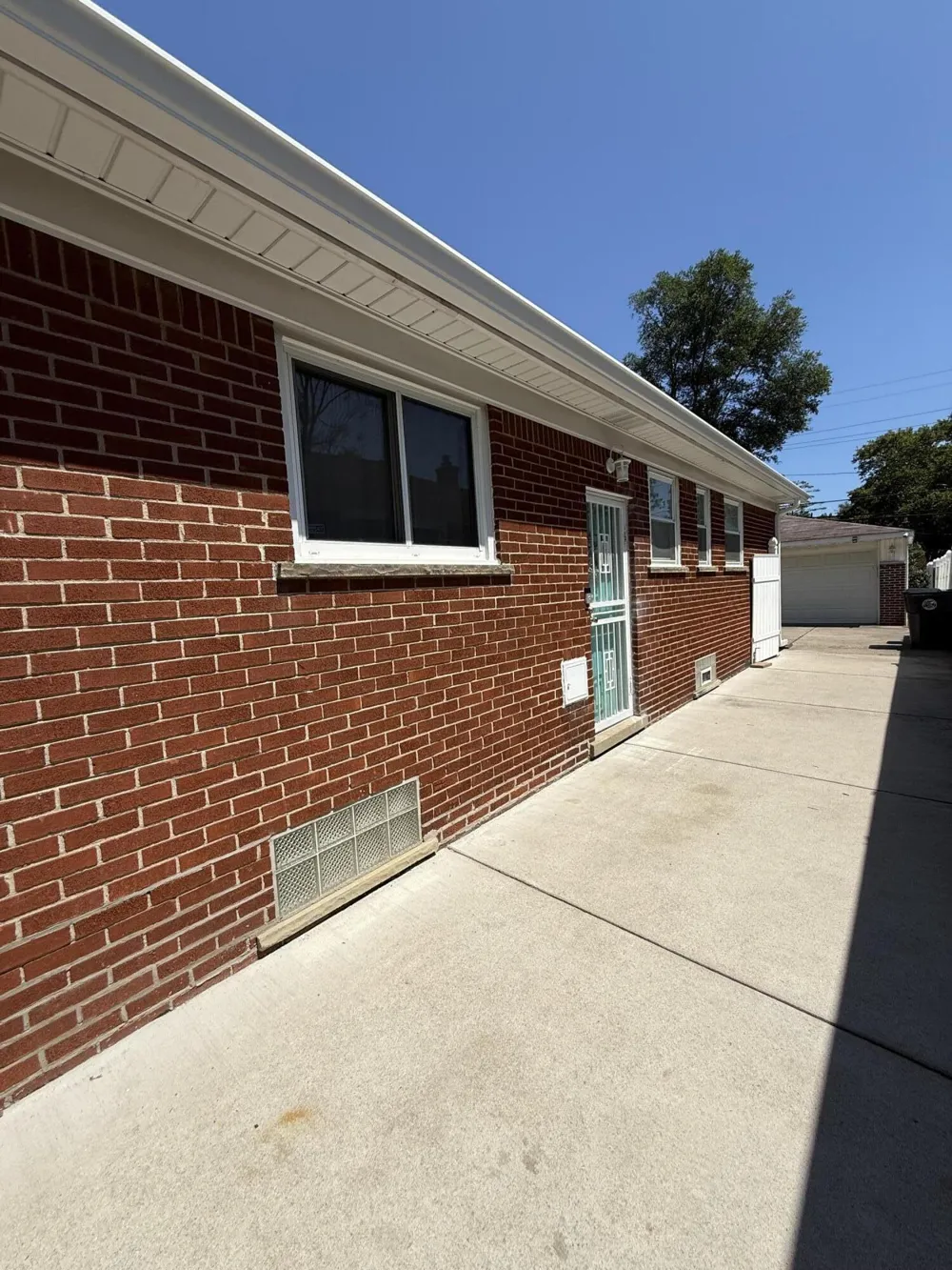 21920 Cloverlawn Street Oak Park, MI 48237
