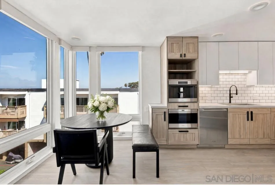 424 Stratford Ct #A25 Del Mar, CA 92014