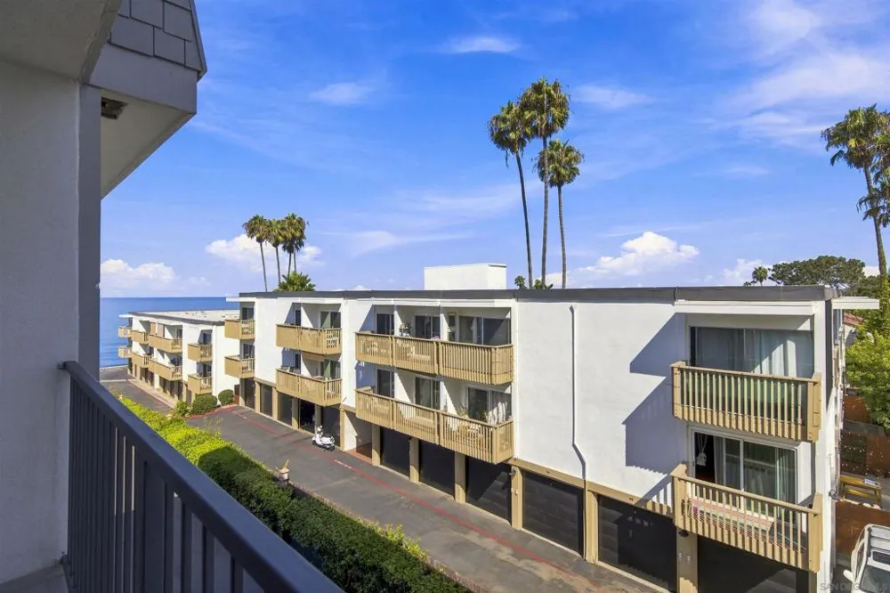 424 Stratford Ct #A25 Del Mar, CA 92014