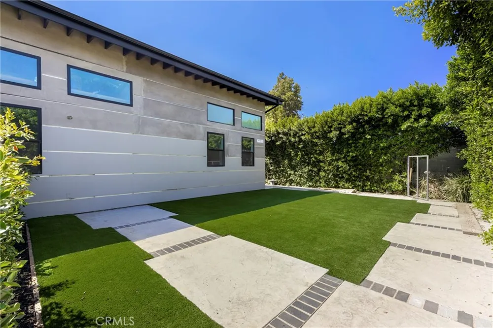 22920 Califa Street #B Woodland Hills, CA 91367
