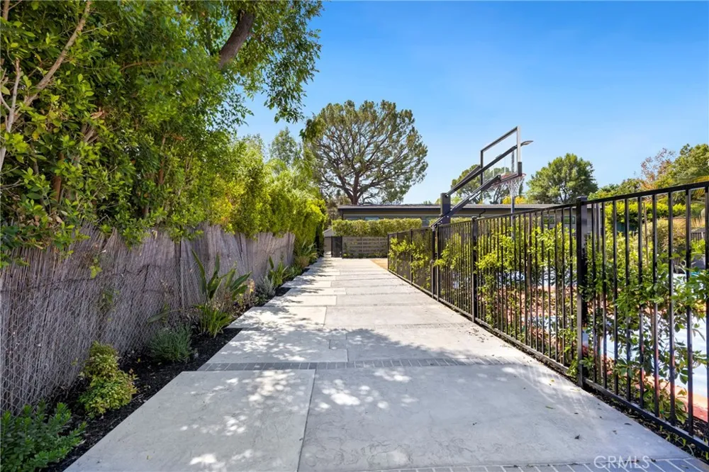 22920 Califa Street #B Woodland Hills, CA 91367