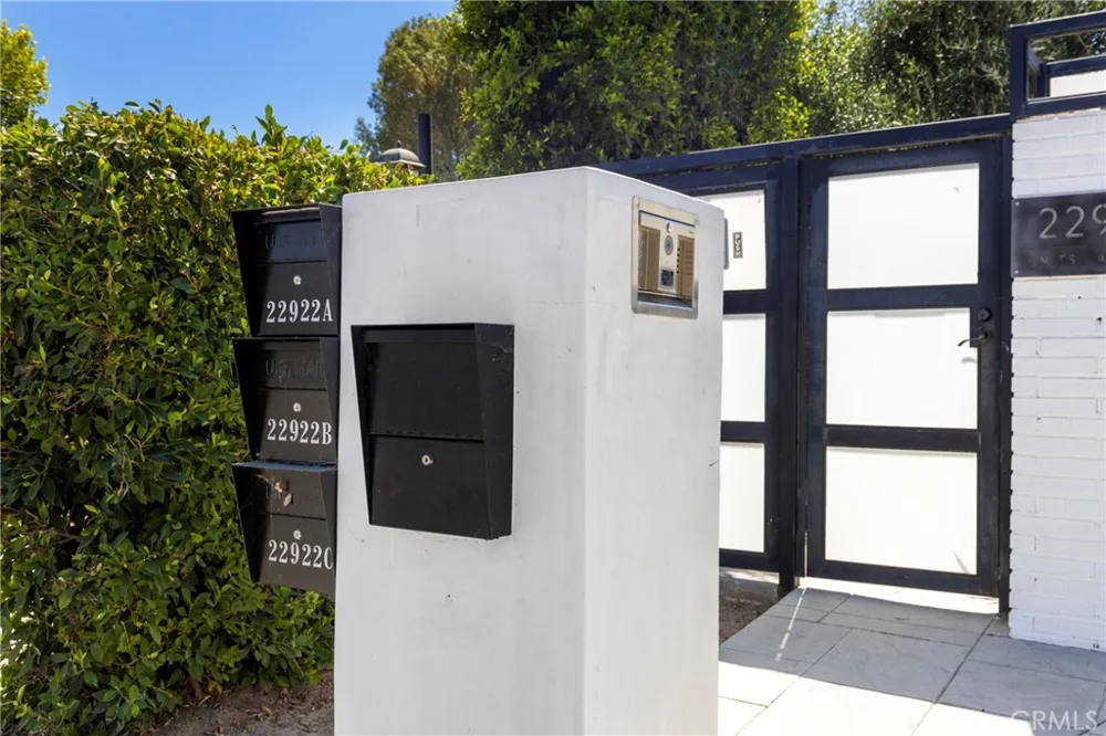 22920 Califa Street #B Woodland Hills, CA 91367