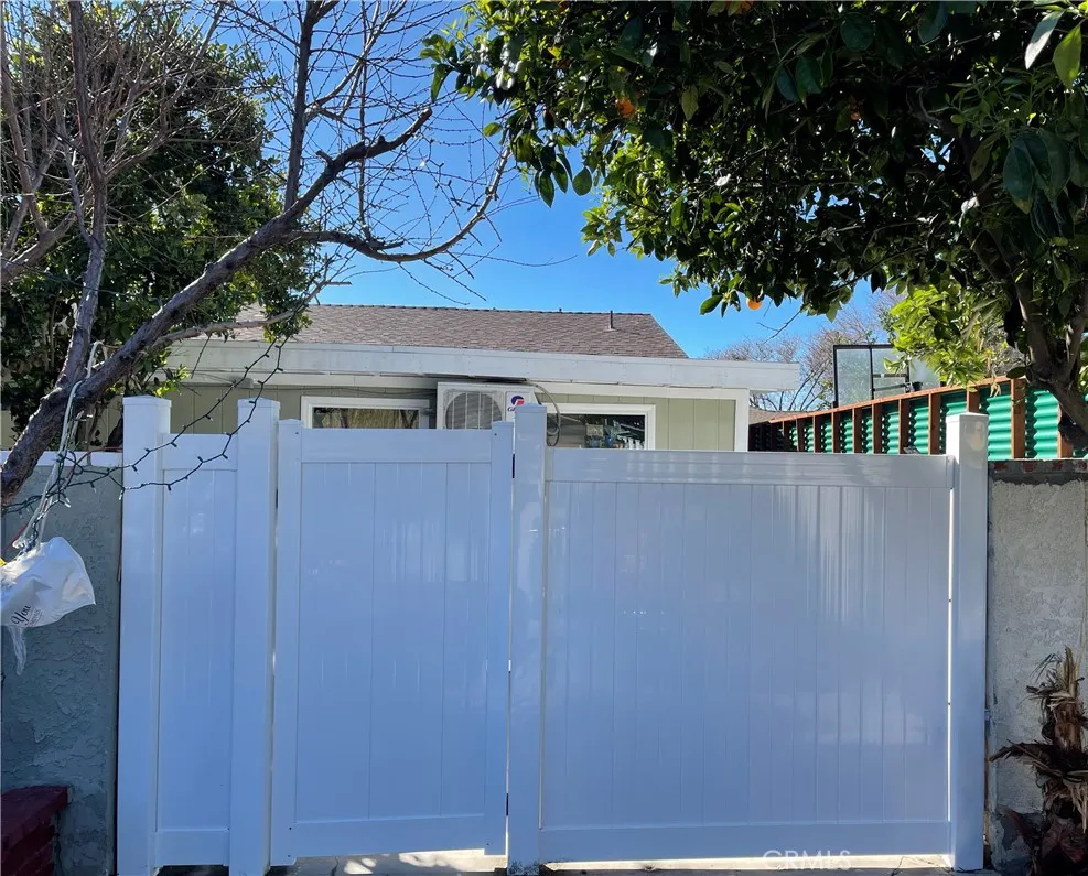 18724 Chase Northridge, CA 91324