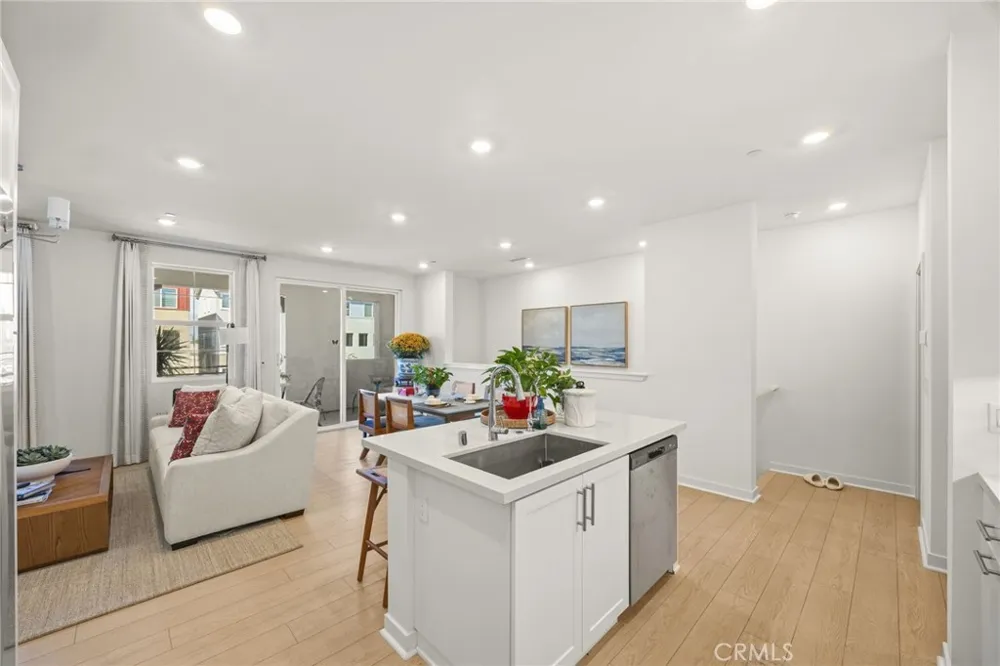 12930 Lassen Drive #103 Eastvale, CA 92880