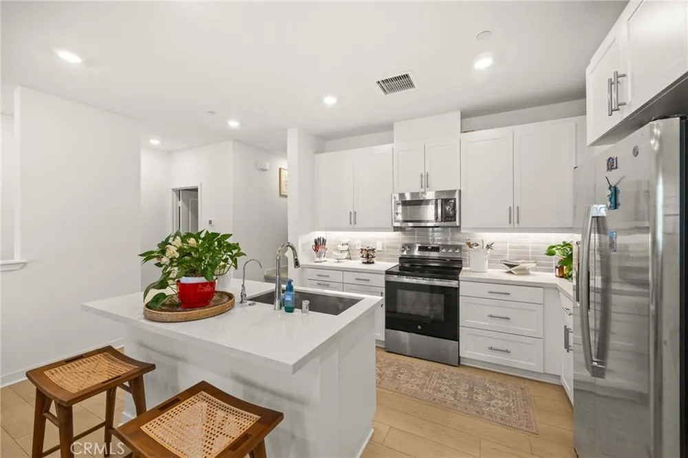 12930 Lassen Drive #103 Eastvale, CA 92880