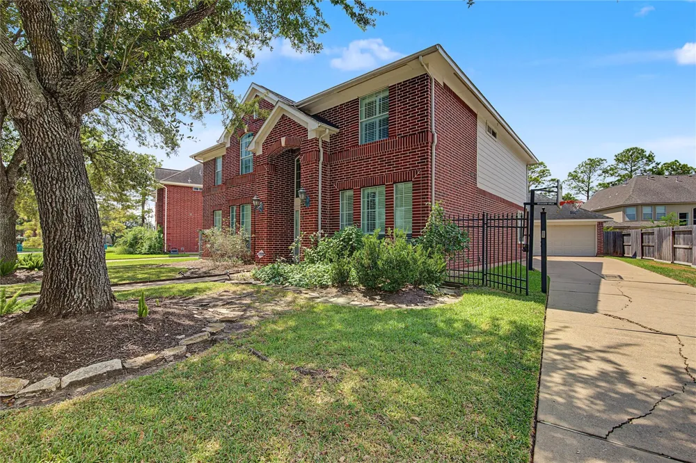 2422 Lansing Circle Pearland, TX 77584