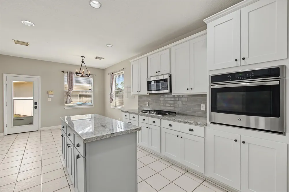 2422 Lansing Circle Pearland, TX 77584