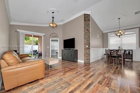 2327 NE 37th Ter