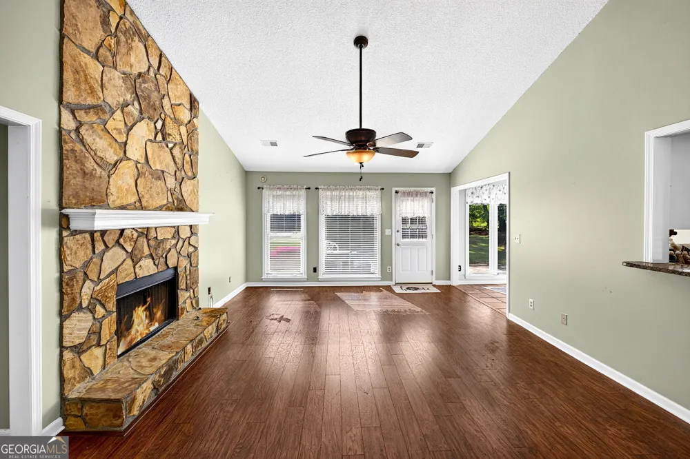 1215 Brookton DR Dacula, GA 30019