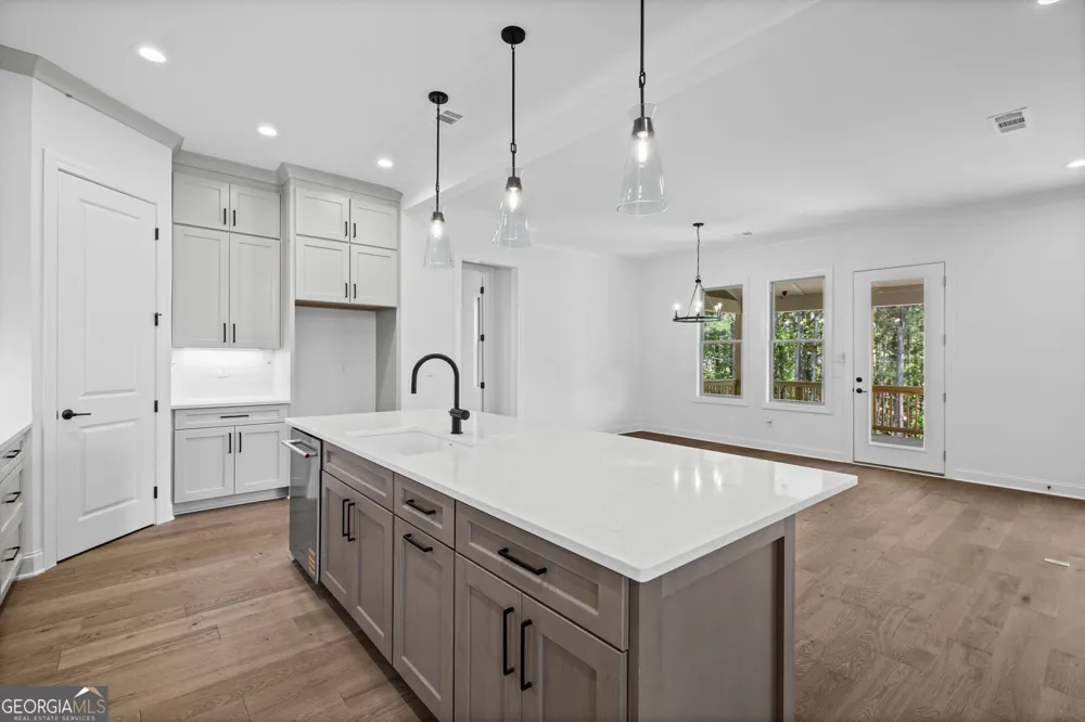 708 Woodlake CT Canton, GA 30114