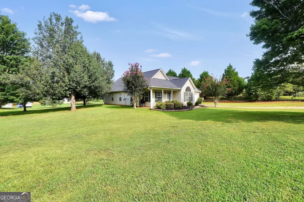 1130 Larkspur DR Locust Grove, GA 30248