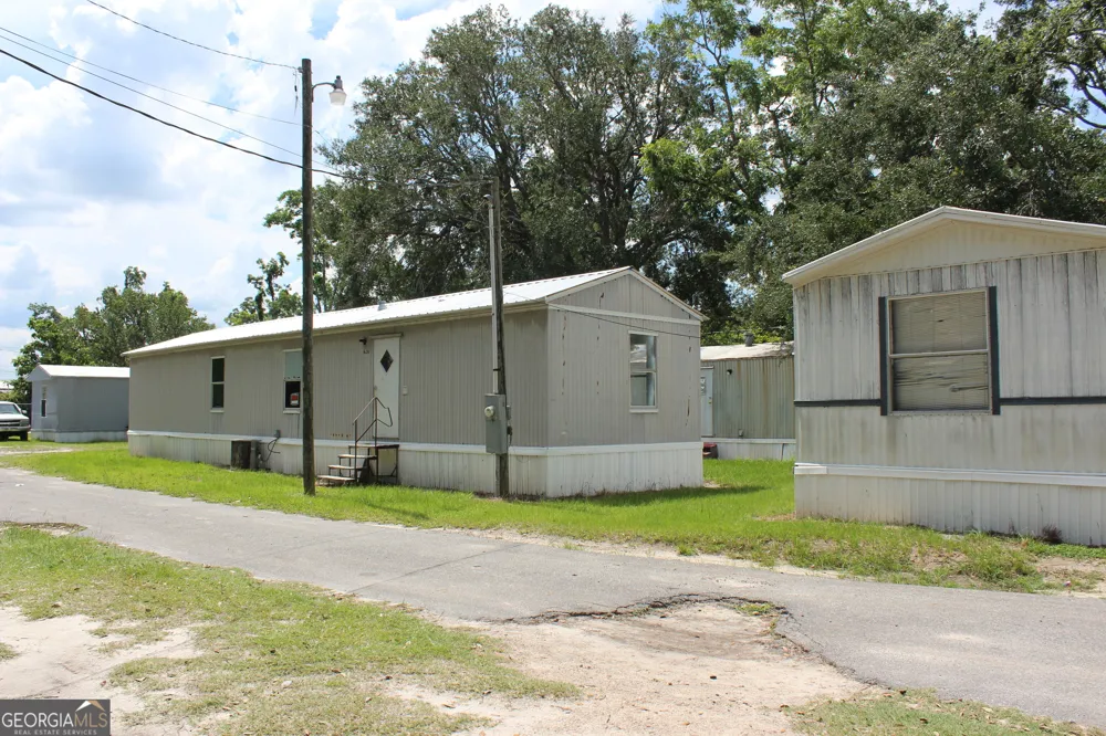 28 E Peeler AVE Lakeland, GA 31635