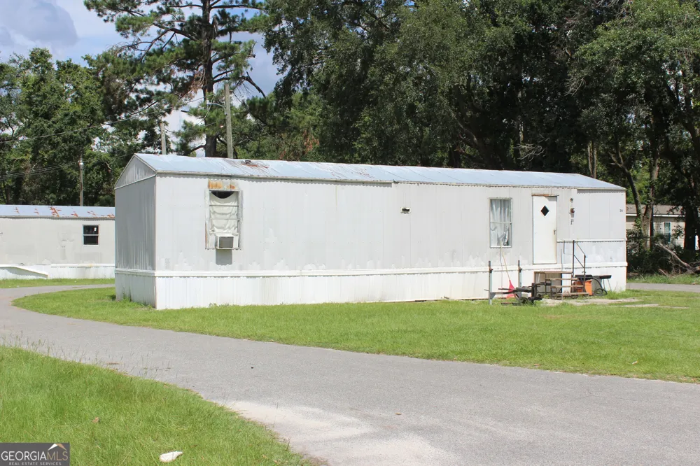 28 E Peeler AVE Lakeland, GA 31635