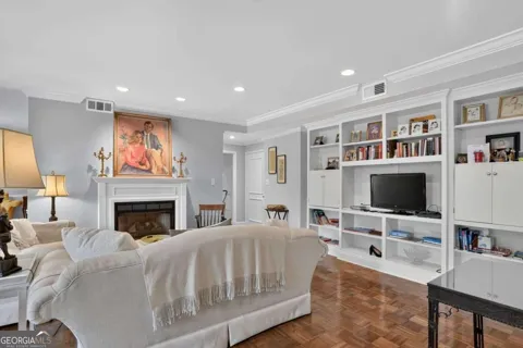 2734 Peachtree RD NW