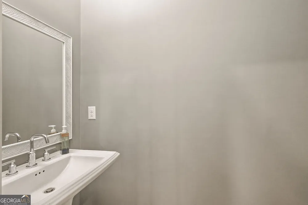 27 E Hill ST Newnan, GA 30263