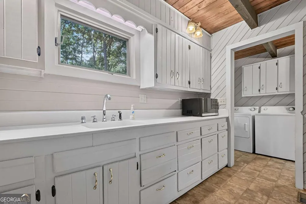 685 Cross CRK Mineral Bluff, GA 30559