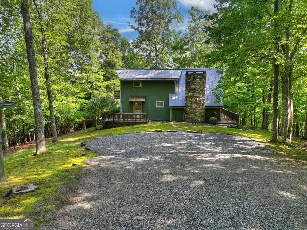 685 Cross CRK Mineral Bluff, GA 30559