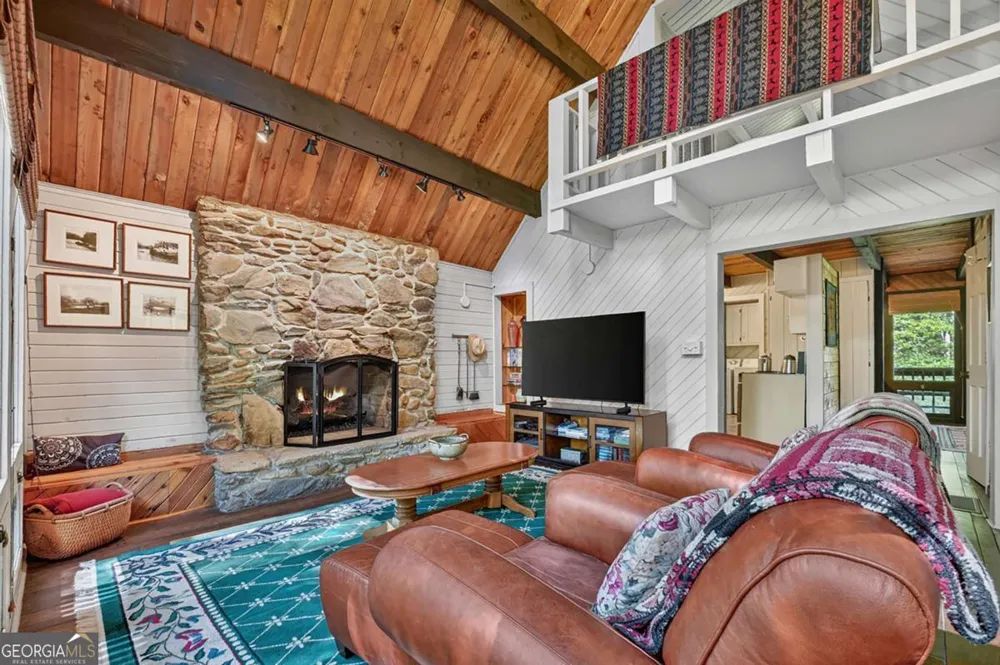 685 Cross CRK Mineral Bluff, GA 30559